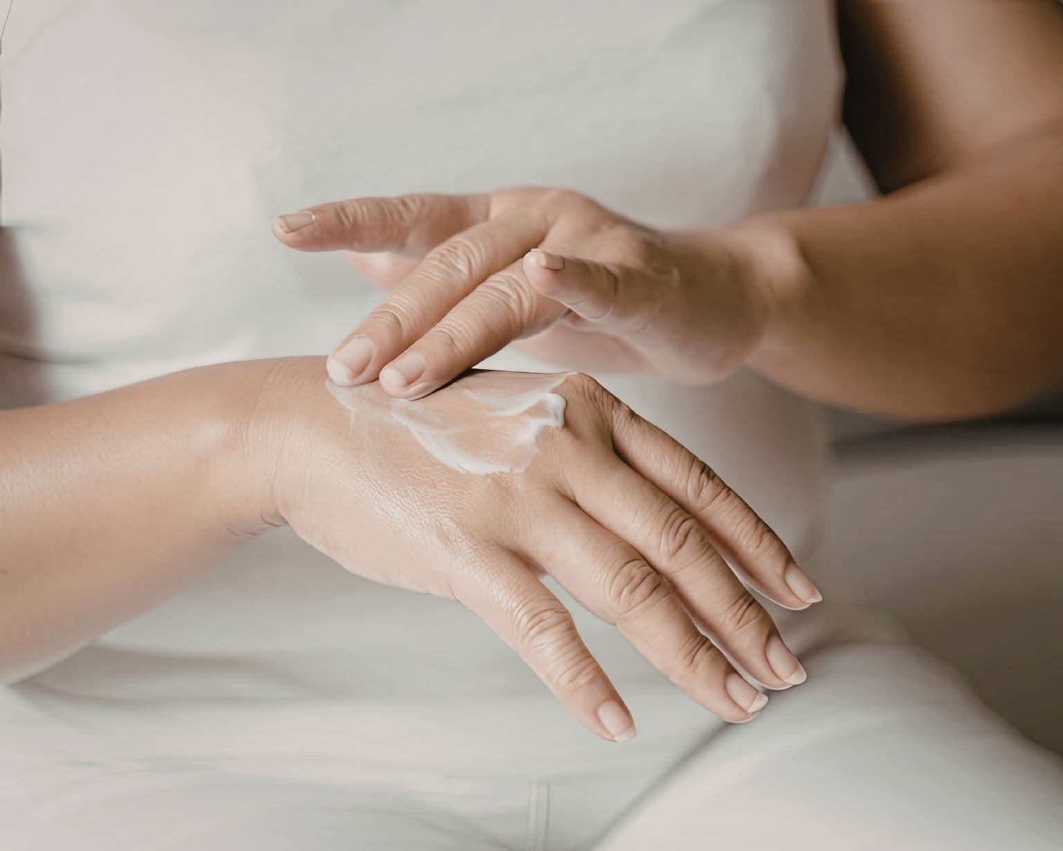 Uso de aceites esenciales diluidos en una base segura para la piel