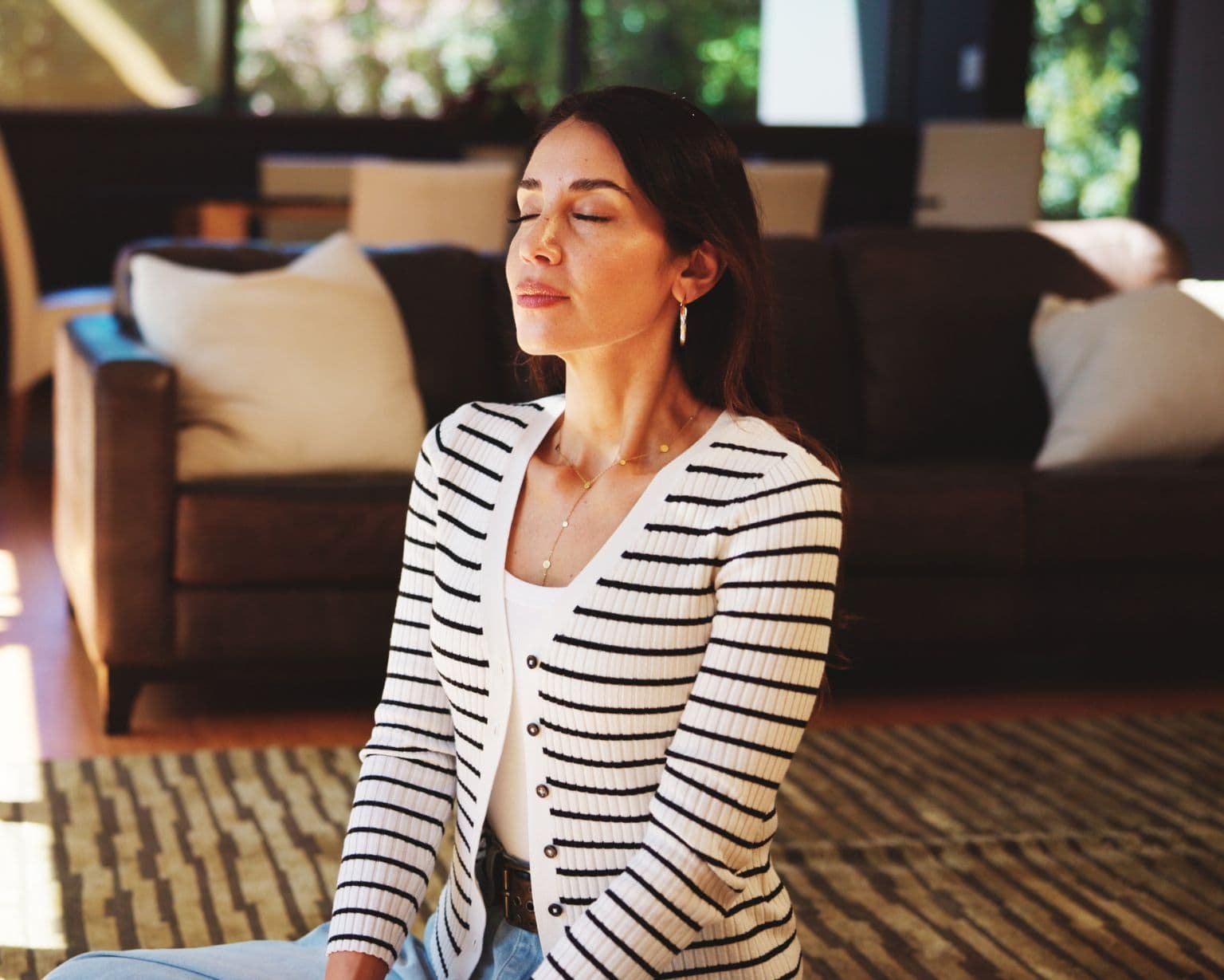 mamá practicando respiración consciente en casa para reducir el estrés